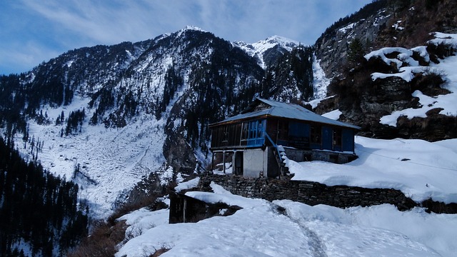 Chandigarh to Manali Taxi